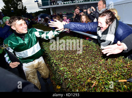 Jockey josef kratochvil, gauche, célèbre après l'obtention de la 127e grand steeple-chase de Pardubice à Pardubice, République tchèque, le 8 octobre 2017. huit ans bay horse pas de temps à perdre avec jockey tchèque Jan kratochvil a gagné 127e grand steeple-chase de Pardubice, course urgente de surmonter avec gregaine jockey français felix de Giles dans la dernière partie du cours avant la ligne d'arrivée.Le 26-year-old kratochvil a remporté la course pour la première fois, de même que de ne pas perdre de temps. leur coach était légendaire Josef vana senior, 64 ans, qui a remporté la course annuelle 8 fois comme un jockey. (Ctk photo/roman vondrous) Banque D'Images