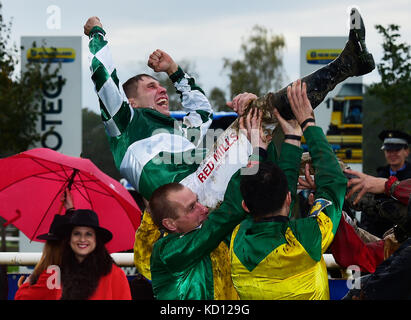 Jockey josef kratochvil célèbre après l'obtention de la 127e grand steeple-chase de Pardubice à Pardubice, République tchèque, le 8 octobre 2017. huit ans bay horse pas de temps à perdre avec jockey tchèque Jan kratochvil a gagné 127e grand steeple-chase de Pardubice, course urgente de surmonter avec gregaine jockey français felix de Giles dans la dernière partie du cours avant la ligne d'arrivée.Le 26-year-old kratochvil a remporté la course pour la première fois, de même que de ne pas perdre de temps. leur coach était légendaire Josef vana senior, 64 ans, qui a remporté la course annuelle 8 fois comme un jockey. (Ctk photo/roman vondrous) Banque D'Images