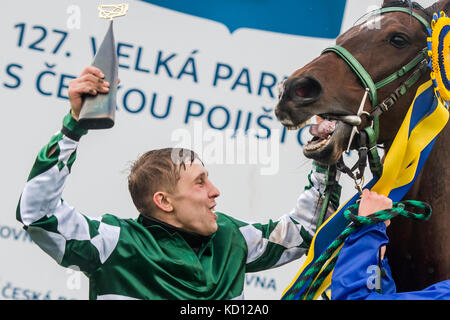 Cheval jockey josef kratochvil avec pas de temps à perdre célèbre après l'obtention de la 127e grand steeple-chase de Pardubice à Pardubice, République tchèque, le 8 octobre 2017. huit ans bay horse pas de temps à perdre avec jockey tchèque Jan kratochvil a gagné 127e grand steeple-chase de Pardubice, course urgente de surmonter avec gregaine jockey français felix de Giles dans la dernière partie du cours avant la ligne d'arrivée.Le 26-year-old kratochvil a remporté la course pour la première fois, de même que de ne pas perdre de temps. leur coach était légendaire Josef vana senior, 64 ans, qui a remporté la course annuelle 8 fois comme un jockey. (Ctk photo/dav Banque D'Images