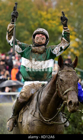 Cheval jockey josef kratochvil avec pas de temps à perdre célèbre après l'obtention de la 127e grand steeple-chase de Pardubice à Pardubice, République tchèque, le 8 octobre 2017. huit ans bay horse pas de temps à perdre avec jockey tchèque Jan kratochvil a gagné 127e grand steeple-chase de Pardubice, course urgente de surmonter avec gregaine jockey français felix de Giles dans la dernière partie du cours avant la ligne d'arrivée.Le 26-year-old kratochvil a remporté la course pour la première fois, de même que de ne pas perdre de temps. leur coach était légendaire Josef vana senior, 64 ans, qui a remporté la course annuelle 8 fois comme un jockey. (Ctk photo/rom Banque D'Images