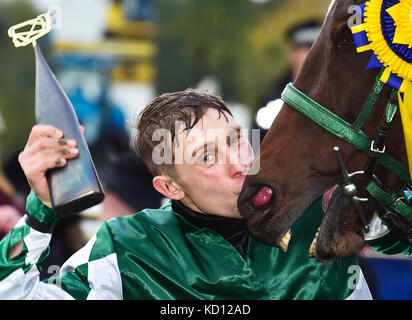 Cheval jockey josef kratochvil avec pas de temps à perdre célèbre après l'obtention de la 127e grand steeple-chase de Pardubice à Pardubice, République tchèque, le 8 octobre 2017. huit ans bay horse pas de temps à perdre avec jockey tchèque Jan kratochvil a gagné 127e grand steeple-chase de Pardubice, course urgente de surmonter avec gregaine jockey français felix de Giles dans la dernière partie du cours avant la ligne d'arrivée.Le 26-year-old kratochvil a remporté la course pour la première fois, de même que de ne pas perdre de temps. leur coach était légendaire Josef vana senior, 64 ans, qui a remporté la course annuelle 8 fois comme un jockey. (Ctk photo/rom Banque D'Images