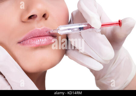 Une femme qui reçoit l'injection de botox dans les lèvres, Close up Banque D'Images