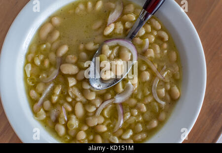 Soupe traditionnelle grecque de haricots en sauce blanche et les oignons. Banque D'Images