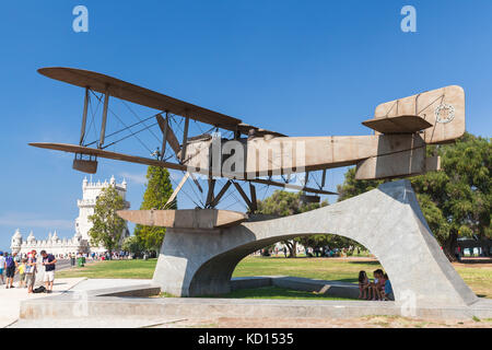 Lisbonne, Portugal - 13 août 2017 : les gens ordinaires et les touristes sont près de la statue de Gago Coutinho Sacadura Cabral avion Banque D'Images