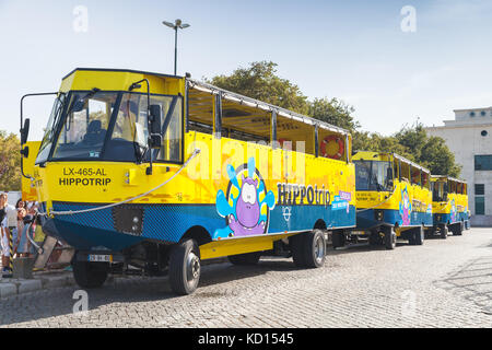 Lisbonne, Portugal - 15 août 2017 : jaune bleu bus amphibie exploités par hippotrip se tiennent sur un arrêt de bus, de transport touristique populaire attraction touristique Banque D'Images