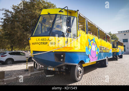 Lisbonne, Portugal - 15 août 2017 : jaune bleu bus amphibie exploités par hippotrip est stationné à Lisbonne, les transports touristiques populaires attracti Banque D'Images