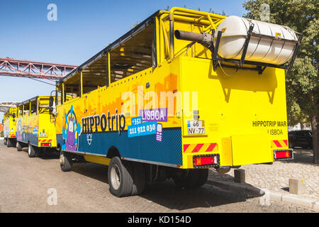 Lisbonne, Portugal - 15 août 2017 : jaune bleu bus amphibie exploités par hippotrip est stationné, l'attraction touristique populaire v arrière de transport. Banque D'Images