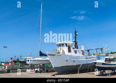 Lisbonne, Portugal - 15 août 2017 : les yachts et bateaux à moteur l'article sur la côte dans le port de plaisance de la ville de Lisbonne Banque D'Images