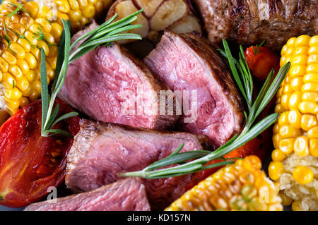 Fragment de l'assiette avec des morceaux de steak frites mal Banque D'Images