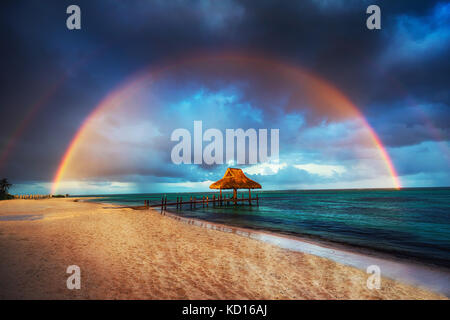 Arc-en-ciel sur l'eau en bois villa à Cap Cana, République dominicaine. Banque D'Images