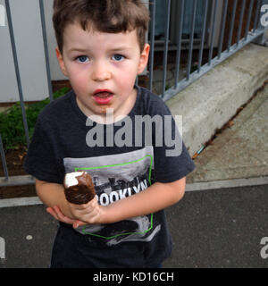 Les enfants de manger de la crème glacée Banque D'Images