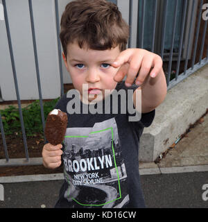 Les enfants de manger de la crème glacée Banque D'Images