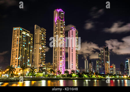 Vue de nuit en ville illuminée au Waterfront PANAMA Banque D'Images