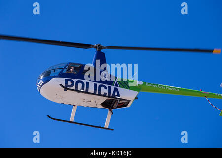 Hélicoptère de police survolant un beacj en Argentine Banque D'Images