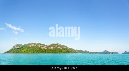 Panorama magnifique paysage naturel face à l'île sur la mer sous ciel bleu en été à mu ko ang thong national marine park est un famou Banque D'Images