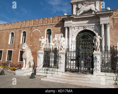 Le lion de la Pirée & la Porta Magna de l'Arsenal de Venise, Venise, Italie Banque D'Images