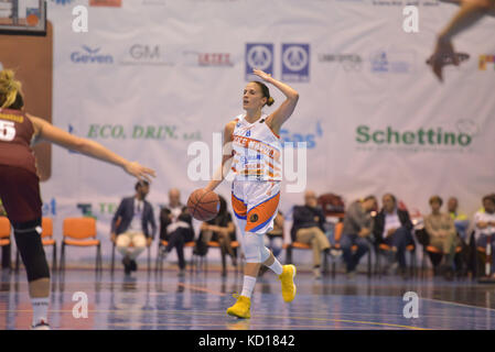 Cercola, Italie. 05Th oct, 2017. naples's playmaker chiara pastore en action pendant le championnat de série a italienne de basket-ball féminin de la saison régulière contre napoli givova mapei saces reyer venezia. match se termine 48-51 pour l'équipe de reyer venezia. crédit : Paola visone/pacific press/Alamy live news Banque D'Images