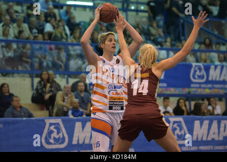 Cercola, Italie. 05Th oct, 2017. naples pivot de dubravka dadic en action pendant le championnat de série a italienne de basket-ball féminin de la saison régulière contre napoli givova mapei saces reyer venezia. match se termine 48-51 pour l'équipe de reyer venezia. crédit : Paola visone/pacific press/Alamy live news Banque D'Images