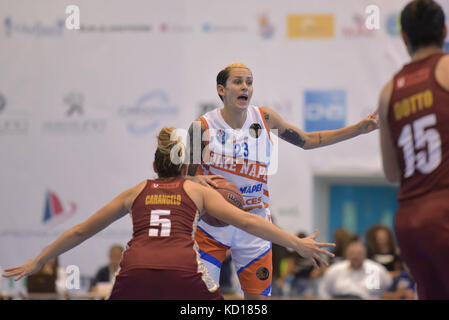 Cercola, Italie. 05Th oct, 2017. La garde de naples ann jacqueline gemelos en action pendant le championnat de série a italienne de basket-ball féminin de la saison régulière contre napoli givova mapei saces reyer venezia. match se termine 48-51 pour l'équipe de reyer venezia. crédit : Paola visone/pacific press/Alamy live news Banque D'Images