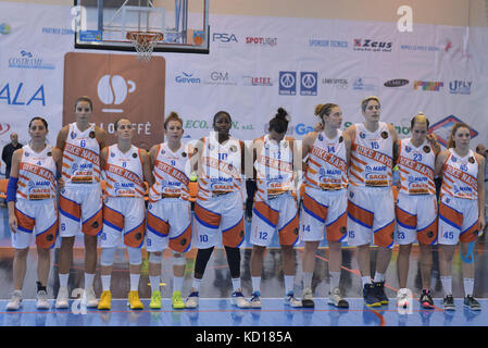 Cercola, Italie. 05Th oct, 2017. saces mapei givova napoli équipe pendant le championnat de série a italienne de basket-ball féminin de la saison régulière contre napoli givova mapei saces reyer venezia. match se termine 48-51 pour l'équipe de reyer venezia. crédit : Paola visone/pacific press/Alamy live news Banque D'Images