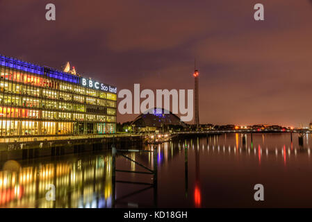 Glasgow, Écosse - 15 août 2017 - nuit lumières réflexion dans Glasgow city près du quartier général de BBC Scotland.. Banque D'Images