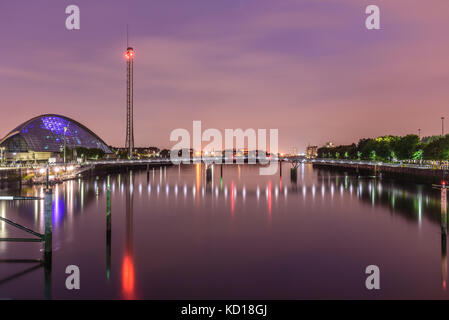 Glasgow, Écosse - 15 août 2017 - nuit lumières reflet dans la rivière de Glasgow. Banque D'Images