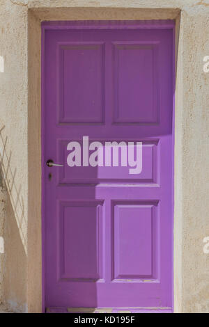 Porte mauve dans l'architecture grecque antique. Santorin. Banque D'Images