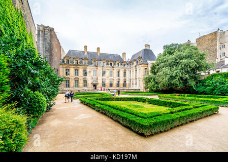 Beau jardin dans l'Hôtel de Sully. L'Hôtel de Sully est un manoir privé de style Louis XIII situé dans le quartier du Marais à Paris. Banque D'Images