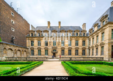 Beau jardin dans l'Hôtel de Sully. L'Hôtel de Sully est un manoir privé de style Louis XIII situé dans le quartier du Marais à Paris. Banque D'Images