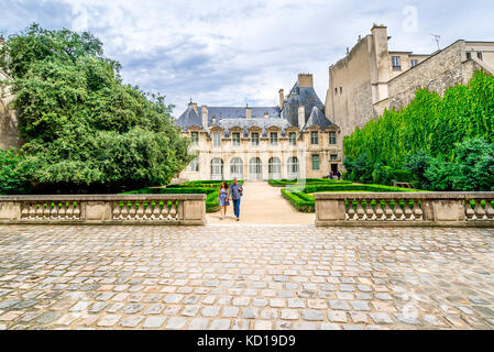 Beau jardin dans l'Hôtel de Sully. L'Hôtel de Sully est un manoir privé de style Louis XIII situé dans le quartier du Marais à Paris. Banque D'Images