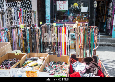 ,Ceintures chapeaux et autres accessoires en vente à l'extérieur de magasin qui se referme sur Baldwin St. dans Kensington Market, dans le centre-ville de Toronto, Ontario, Canada Banque D'Images