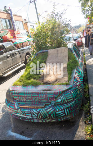 Le Jardin Voiture garée sur la rue Augusta dans Kensington Market, dans le centre-ville de Toronto, Canada, Ontayario Banque D'Images