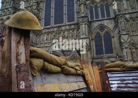 Une guerre de tranchées une reconstitution faite à la cathédrale de Salisbury pour commémorer le centenaire de la bataille de Passchendaele. Banque D'Images