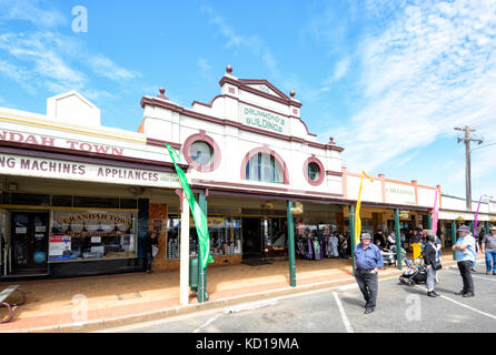 Les gens se promener et bavarder dans la rue principale de la petite ville rurale de Lockhart, New South Wales, NSW, Australie Banque D'Images