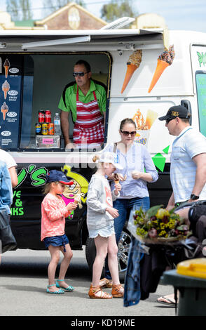 Famille qui achète à un icrecreams icecream van Banque D'Images