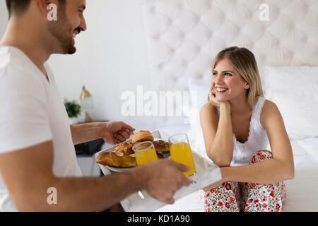 Mari Femme romantique se réveiller avec un petit déjeuner au lit Banque D'Images