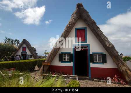 Santana, Madère - 16 juin, 2017 - maisons typiques de Santana, situé sur l'île de Madère, au Portugal. Banque D'Images