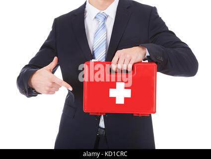 Close-up of a businessman holding et pointant sur boîte de secours Banque D'Images