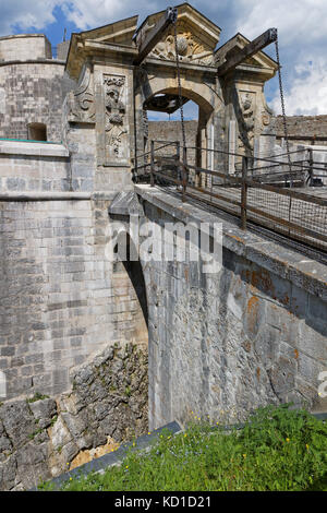 Pont-levis à fort de Joux. Le château commande le col de montagne de la Cluse de Pontarlier et a été amélioré par le célèbre architecte Vauban. Banque D'Images