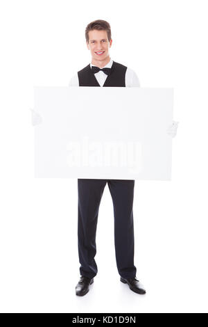 Waiter Holding White Billboard sur fond blanc Banque D'Images