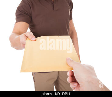 Close-up de livrer le courrier à Mailman personne sur fond blanc Banque D'Images