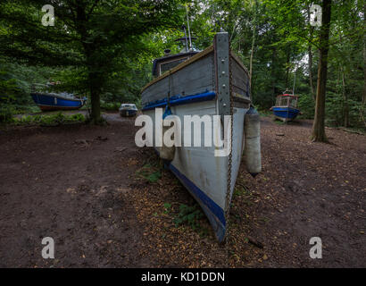 Une flottille de bateaux de pêche abandonnés à Leigh Woods nr Bristol.Une exposition baptisée "retirée" par l'artiste Luke Jerram. Banque D'Images