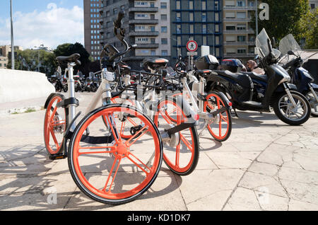 Mobike paiement sans vélos smart garée près de la gare de Milan, Milan, Italie Banque D'Images