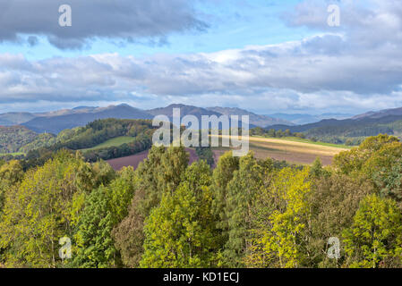 Crieff au début de l'automne avec la colline et ben chonzie dans la distance à la cime des arbres sur la colline de knock à crieff au-dessus de la ville. Banque D'Images