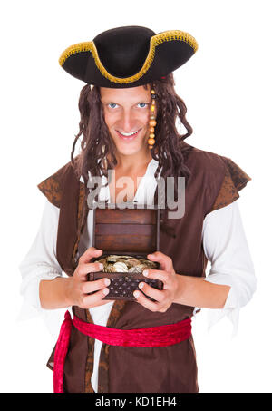 Heureux jeune pirate treasure box holding sur fond blanc Banque D'Images