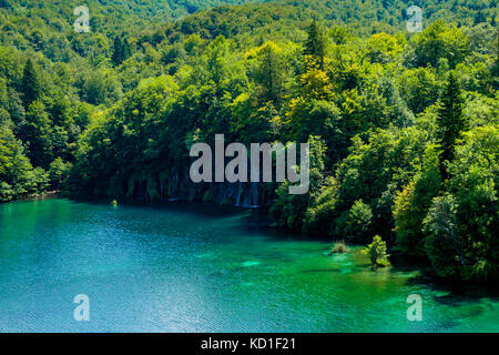 La réflexion dans les lacs de Plitvice en Croatie Banque D'Images