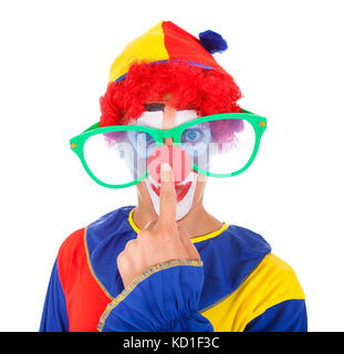 Close-up of A Funny Joker avec de grandes lunettes sur le nez de pointage Banque D'Images