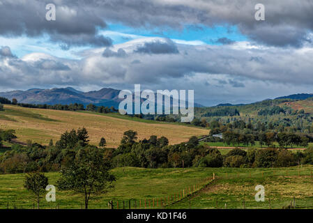 Donnant sur les montagnes du Perthshire à travers champs et arbres de la région connue sous le nom de frapper à crieff situé dans les montagnes de l'Ecosse. Banque D'Images