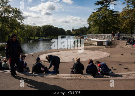 Une vue panoramique de la rivière à Stratford upon Avon, Angleterre,UK avec des gens assis sur les marches à Riverside Banque D'Images