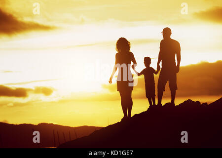 Famille fils coucher du soleil Ciel silhouettes Banque D'Images